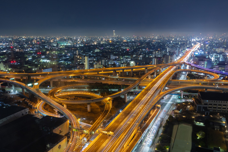 製造業の街ならではの地域ネットワーク力で、短納期を実現します。